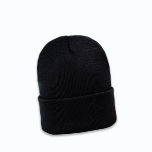 Détail de la maille côtelée épaisse sur un bonnet d'hiver noir de style classique