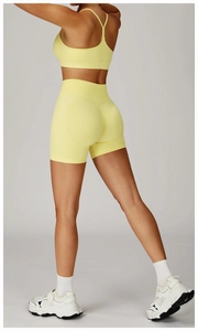 Détail de l'ensemble de yoga sans couture jaune clair avec short de sport taille haute