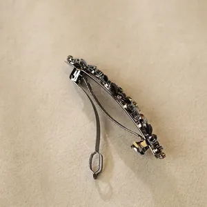 Elegant vintage alloy hair clip with sparkling rhinestones and crystal flower pattern