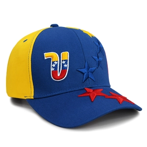 Dettaglio del ricamo 3D con bandiera del Venezuela su un cappellino da baseball blu