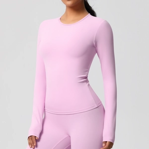 Haut de yoga rose clair à manches longues et tissu respirant pour sportives