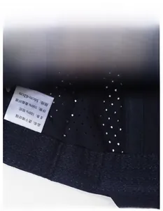 Detalle macro del forro de gorra transpirable de secado rápido con banda para el sudor