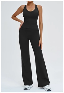 Détail du legging évasé à taille haute et du haut de sport ajusté à col en V