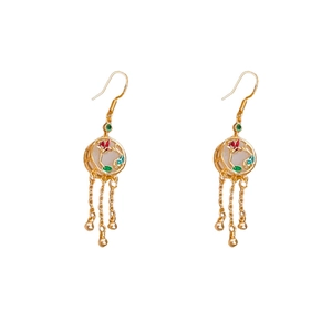 Boucles d'oreilles carpe dorée à pompon avec zircon et émail coloré sur fond blanc