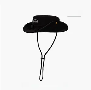 Détail d'un chapeau de randonnée noir avec broderie de montagne et cordon ajustable