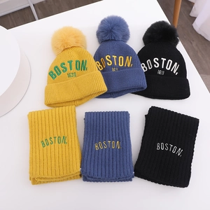 Details der Strickstruktur von Kinder-Bommelmütze und Schal-Set mit Boston 1630 Bestickung