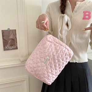 Trousse de toilette matelassée rose avec fermeture éclair et étiquette Sazakka tenue