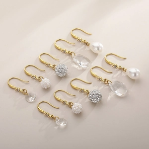 Élégantes boucles d'oreilles en perles et cristal avec crochets géométriques en titane
