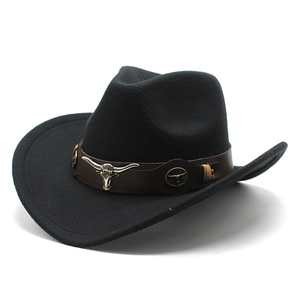 Chapeau de cowboy classique en feutre noir avec bande en cuir marron et crâne de taureau