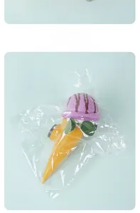 Vista macro di una bomba da bagno a cono gelato viola con involucro di plastica