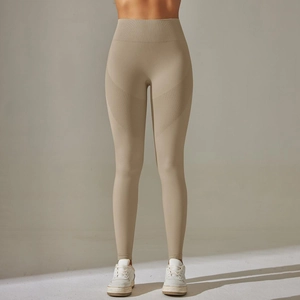 Dettaglio ravvicinato di leggings da yoga senza cuciture kaki con vita alta a coste