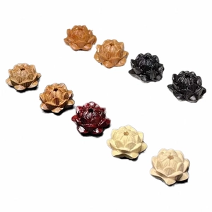 Détail de perles de lotus en bois sculptées à la main en plusieurs couleurs pour bijoux