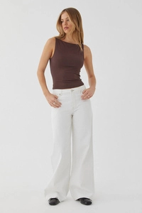 Détail d'un pantalon blanc taille haute à jambes larges avec un débardeur marron