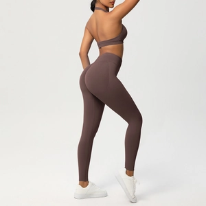 Dettaglio posteriore dei leggings a vita alta effetto push-up e top sportivo a fascia