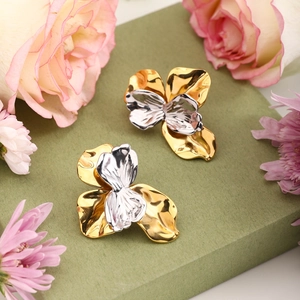 Elegant two-tone flower earrings in 18K gold and silver stainless steel with wavy texture