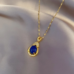 Elegante Halskette aus Goldtitanstahl mit blauem Temperaturstein und Kristallanhänger