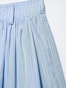 Détail de la taille d'une chemise à rayures bleu clair avec passants et plis élégants