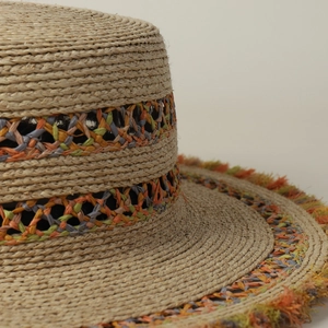 Cappello da sole boho in rafia con nastro colorato e bordi a frange per donna