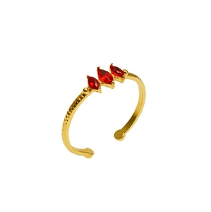 Details des verstellbaren Goldrings mit roten Marquise-Steinen und gehämmerter Textur