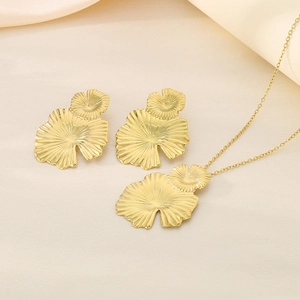 Parure de bijoux ginkgo doré avec collier et boucles d'oreilles sur soie douce