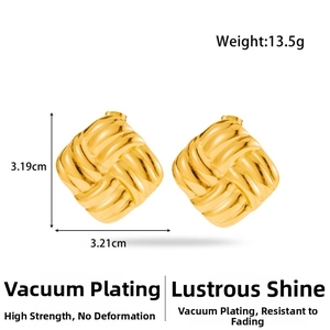 Macro detail of gold-plated woven texture earrings with dimensions of 3.2cm and 13.5g weight