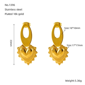 Detail view of heart-shaped earrings in 18k gold plated stainless steel with dimensions
