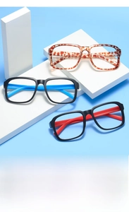 Détail de montures de lunettes carrées vintage en coloris léopard, bleu et rouge