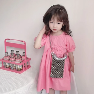 Abito rosa per bambine con maniche a sbuffo e mini borsa di perline argentate