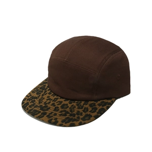 Detail view of retro brown 5-panel baseball cap featuring leopard print flat brim design