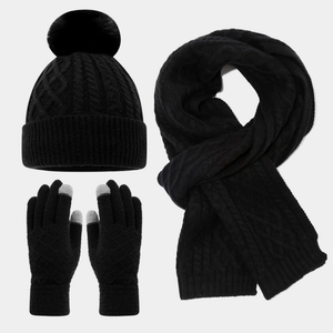 Details der Stricktextur von schwarzem Winterset mit Mütze, Schal und Handschuhen