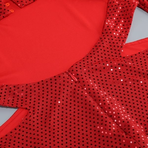 Détail du tissu à paillettes rouges avec une fermeture éclair invisible sur la robe