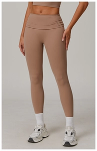 Gros plan sur le legging de yoga taille haute et le soutien-gorge de sport nude
