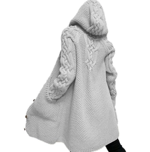 Vista posteriore del cardigan grigio chiaro con cappuccio e motivi a maglia a trecce