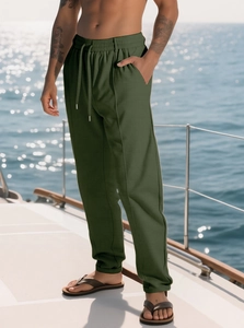 Dettaglio dei pantaloni verde oliva con coulisse in vita sul ponte di una barca
