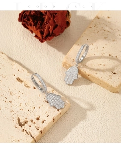 Détail de boucles d'oreilles Main de Fatma en argent S925 avec zircons sur pierre