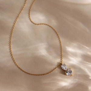 Collana placcata oro 18K con scintillanti pendenti in zircone a forma di goccia e cuore