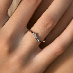 Elegant s925 silver irregular ring with sparkling round moissanite on female hand