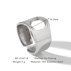 Dettaglio anello largo in acciaio inox con intaglio, dimensioni e peso 5g mostrati