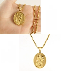 Vue détaillée d'un pendentif religieux 3D plaqué or 18K avec gravure de saint en relief