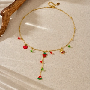 Collier en Y doré avec pendentifs de fruits en émail tels que fraise et pastèque