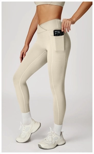 Vue détaillée du legging de yoga à taille croisée avec poche latérale pour téléphone