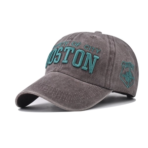Détail de la broderie Boston sur une casquette de baseball vintage en coton délavé