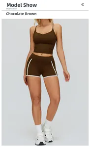 Ensemble de yoga marron chocolat avec short taille haute et liserés blancs contrastants