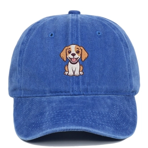 Détail de la broderie de chien beagle sur une casquette en coton lavé bleu marine