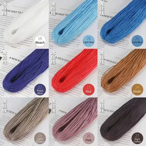 Dettaglio di nove opzioni di colore di corda intrecciata per orecchini a cerchio in acciaio