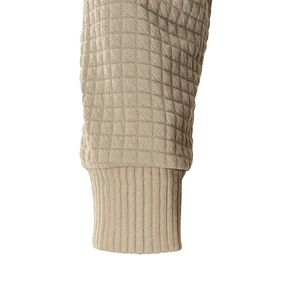 Detail der khakifarbenen Stepp-Jacquard-Struktur und Rippbündchen am Herren-Hoodie