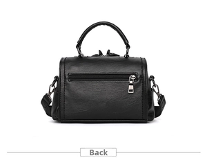 Rückansicht der schwarzen Leder Boston Bag mit Reißverschlusstasche und abnehmbarem Gurt
