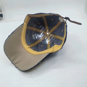 Vue intérieure de casquette en jean bleu marine vintage avec sangle réglable en cuir