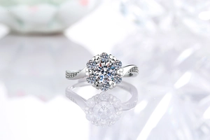Vista macro di un anello in moissanite argento con montatura a sei griffe e design a fiore