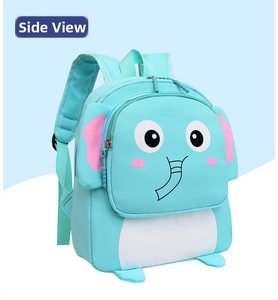 Detalle de vista lateral de una linda mochila infantil de elefante azul bebé.